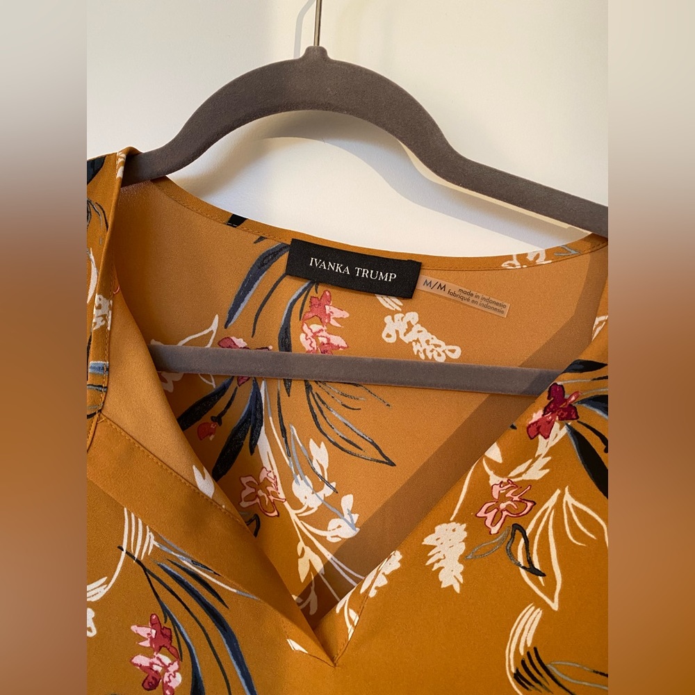Flowy three quarter sleeve ivanka trump top - Picture 3 of 4